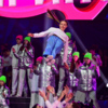 Парни подкидывали девушек высоко в воздух — newsvl.ru