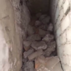 Между ней и стеной дома были насыпаны камни — newsvl.ru
