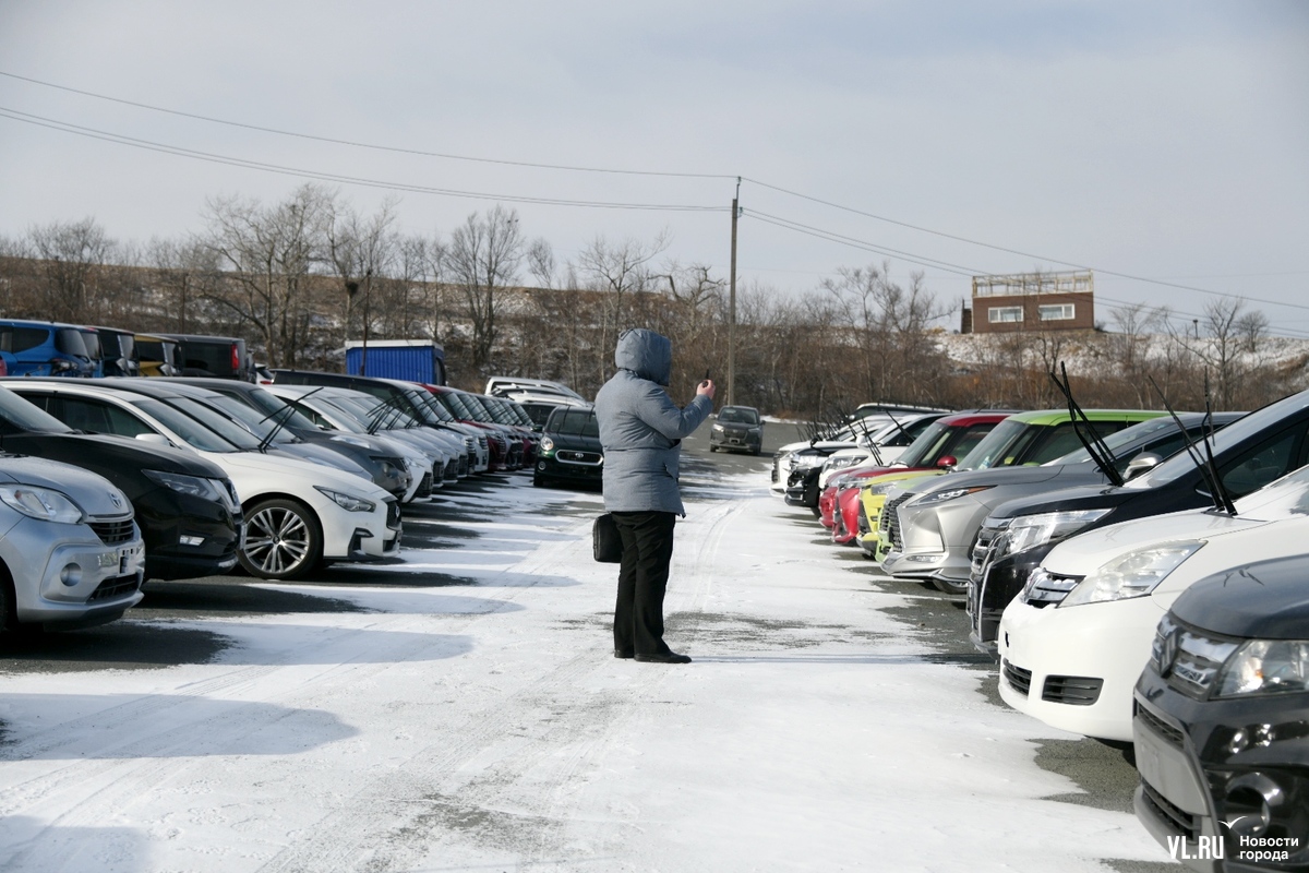 На авторынке «Зелëный угол» разгоняют одну из самых больших автостоянок  (ФОТО; ВИДЕО) – Новости Владивостока на VL.ru