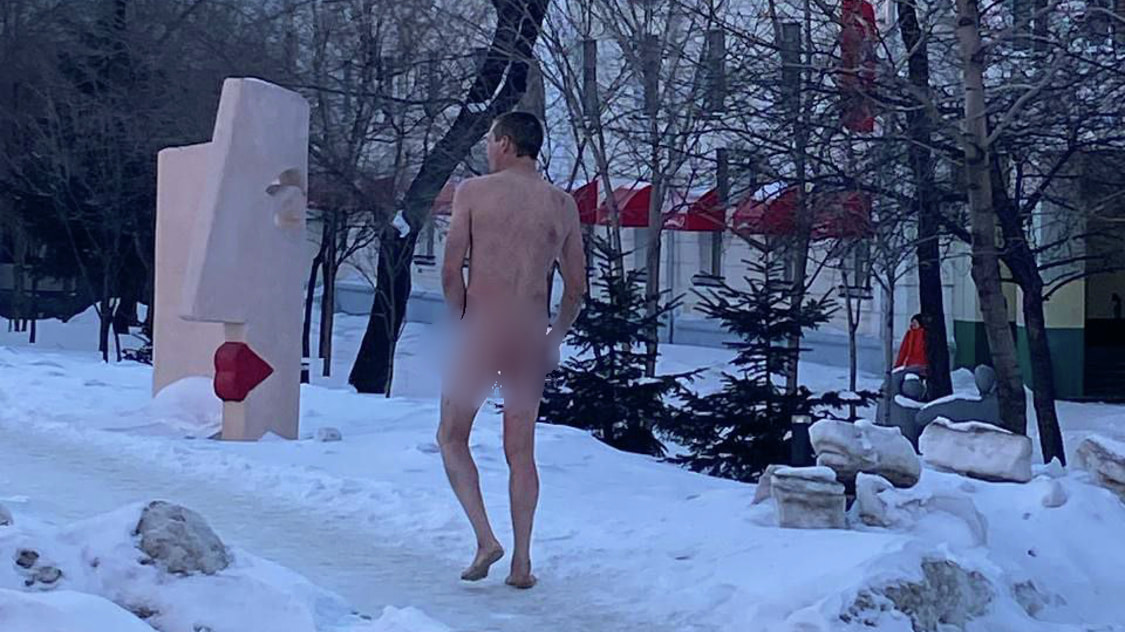 Россиян возмутил прокатившийся на капоте авто голый мужчина