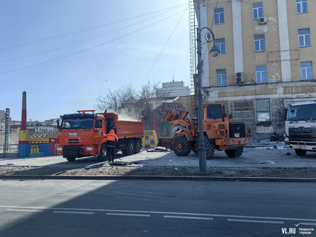 Снос бывшего «Дворца связи» во Владивостоке завершён – рабочие очищают  территорию (ФОТО; ВИДЕО) – Новости Владивостока на VL.ru