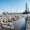 Вода сбегает с косогора на дорогу, ведущую на подъём к домам по улицам Кипарисовая и Героев-Тихоокеанцев — newsvl.ru