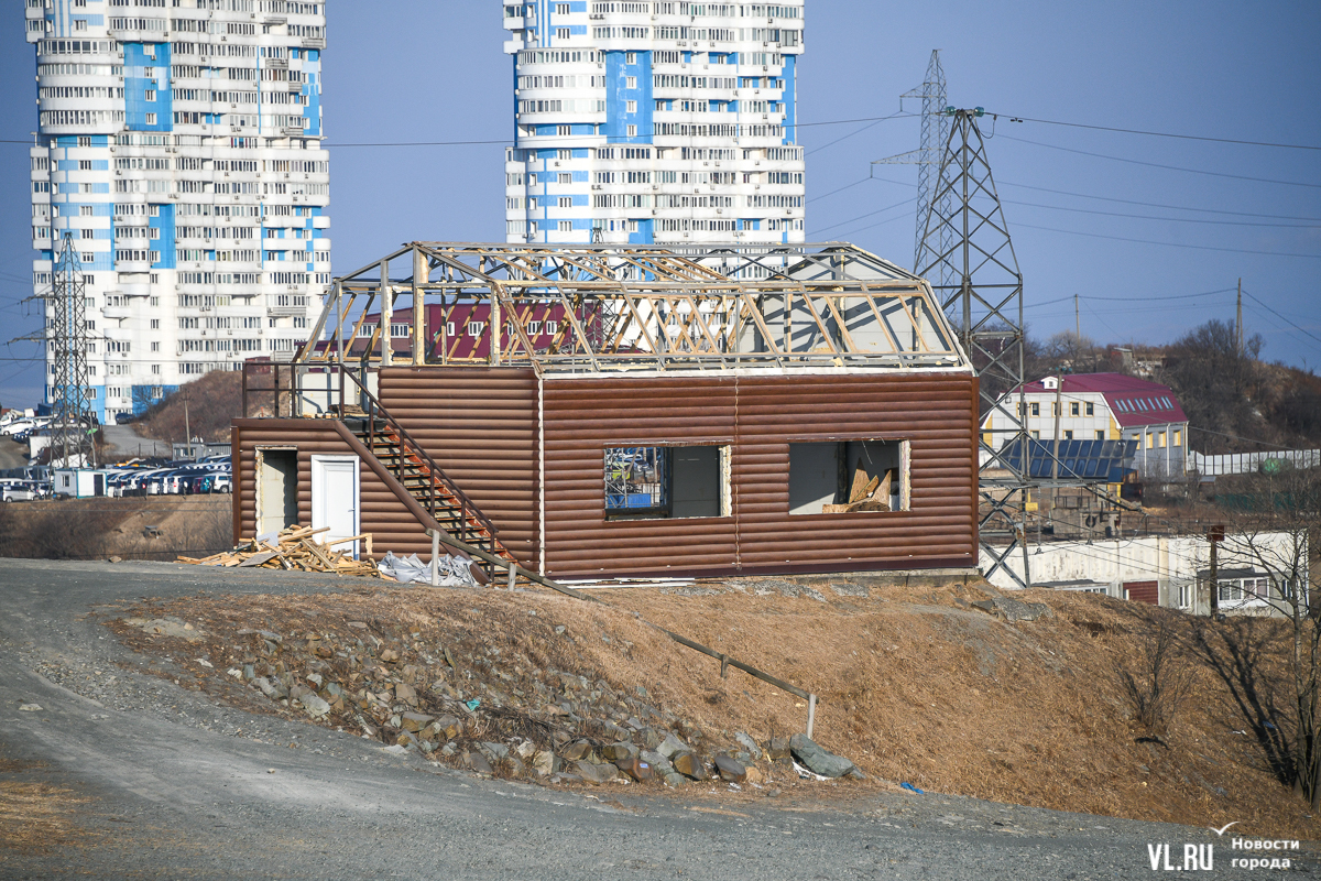 Огромная стоянка на авторынке «Зелëный угол» переехала, а с Сапёрного  редута вывезли мусор и закрыли ворота (ФОТО) – Новости Владивостока на VL.ru