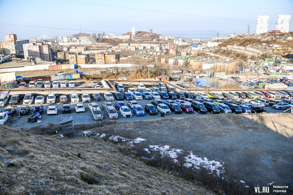 Огромная стоянка на авторынке «Зелëный угол» переехала, а с Сапёрного  редута вывезли мусор и закрыли ворота (ФОТО) – Новости Владивостока на VL.ru