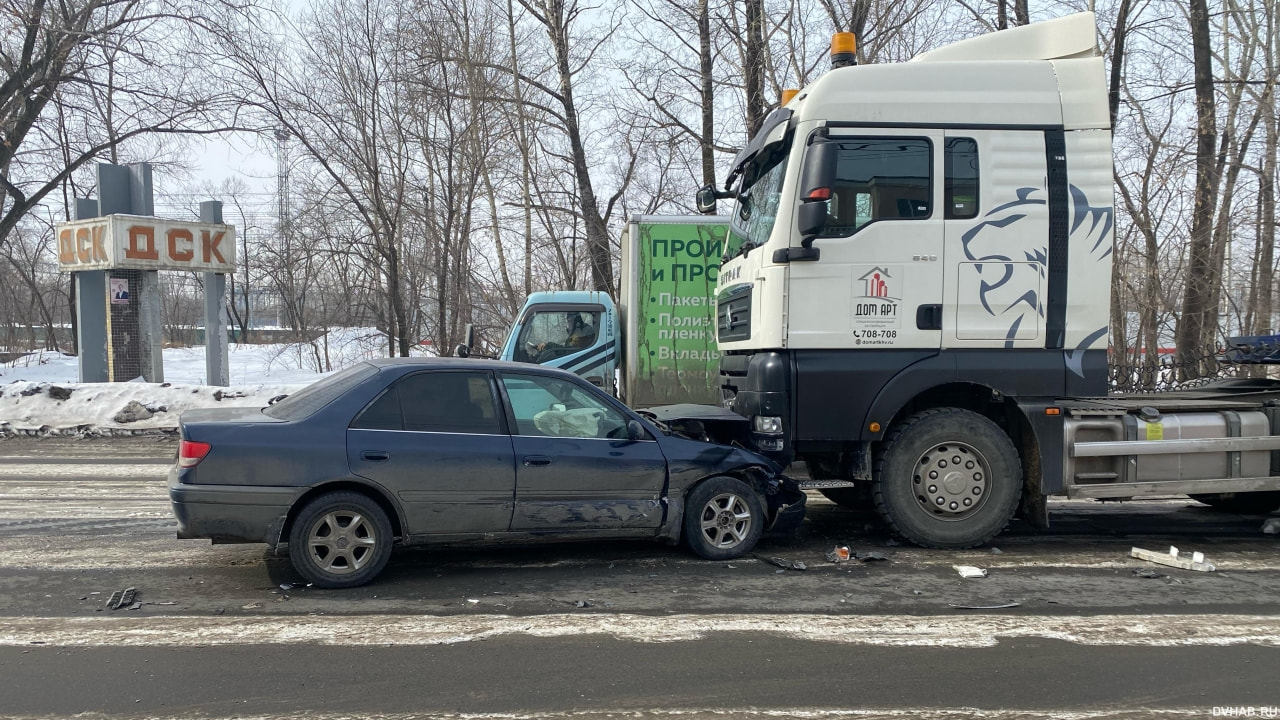 Toyota Carina столкнулась с грузовиком из-за Nissan Tiida (ФОТО) — Новости  Хабаровска