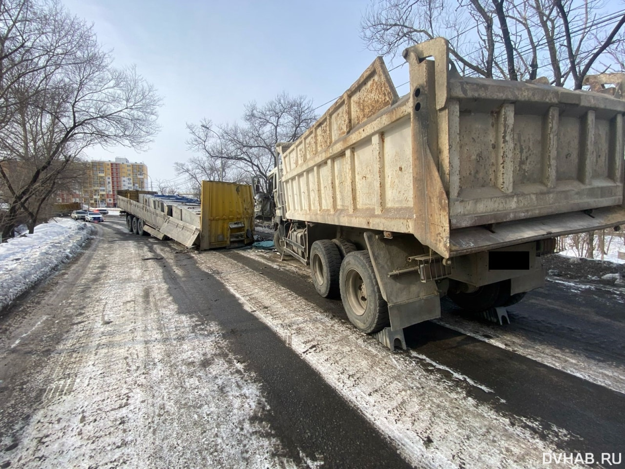 Прицеп тягача протаранил самосвал на Аэродромной (ФОТО) — Новости Хабаровска