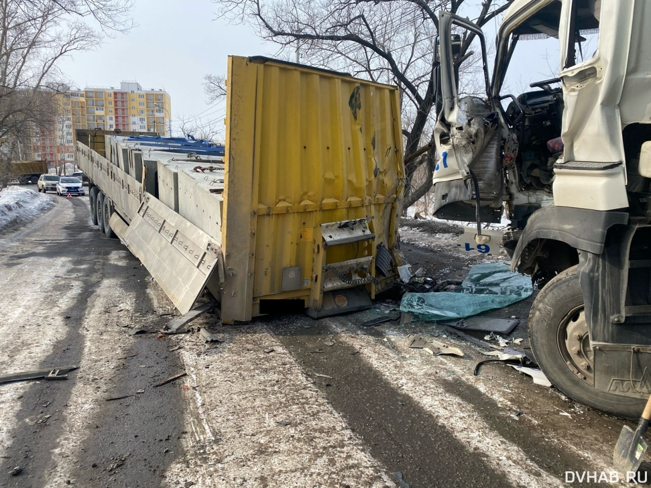 Прицеп тягача протаранил самосвал на Аэродромной (ФОТО) — Новости Хабаровска