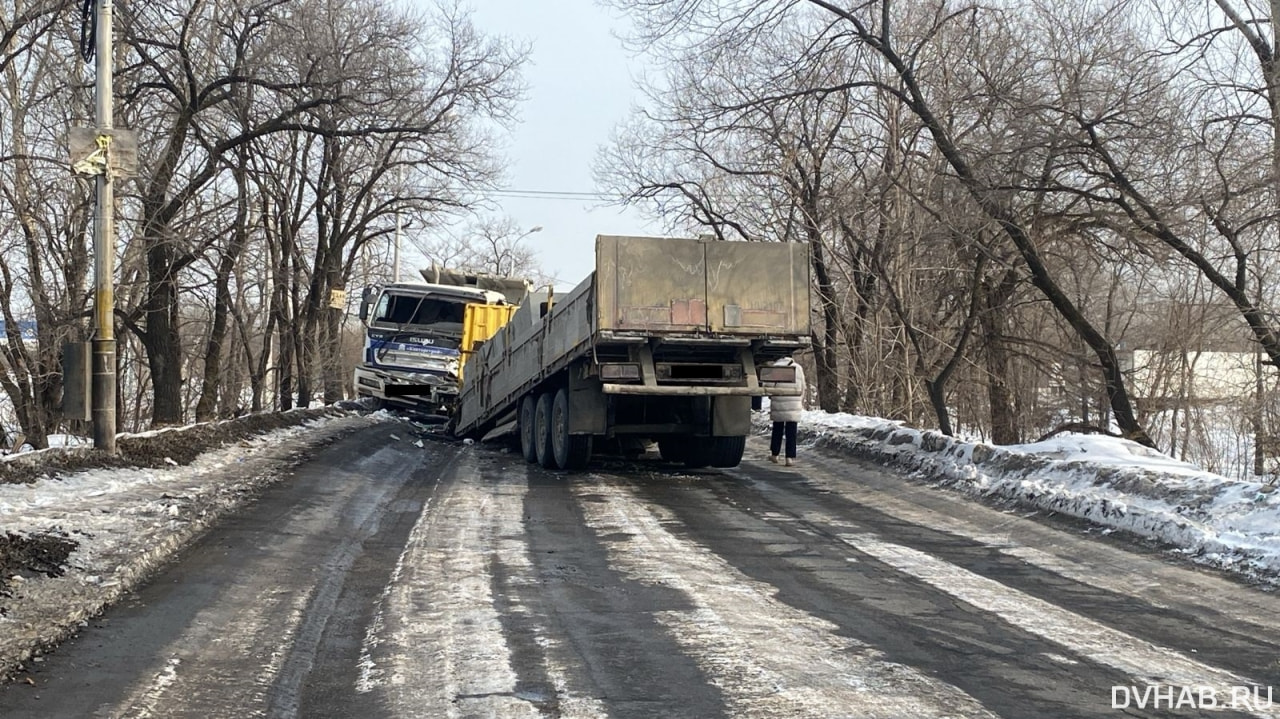 Прицеп тягача протаранил самосвал на Аэродромной (ФОТО) — Новости Хабаровска