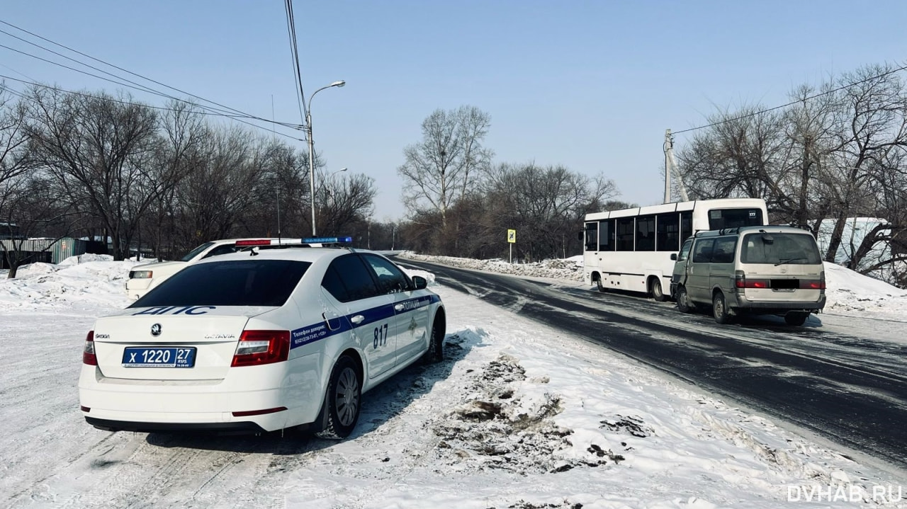 Автобус № 177 и Toyota Hiace столкнулись из-за скользкой дороги (ФОТО) —  Новости Хабаровска