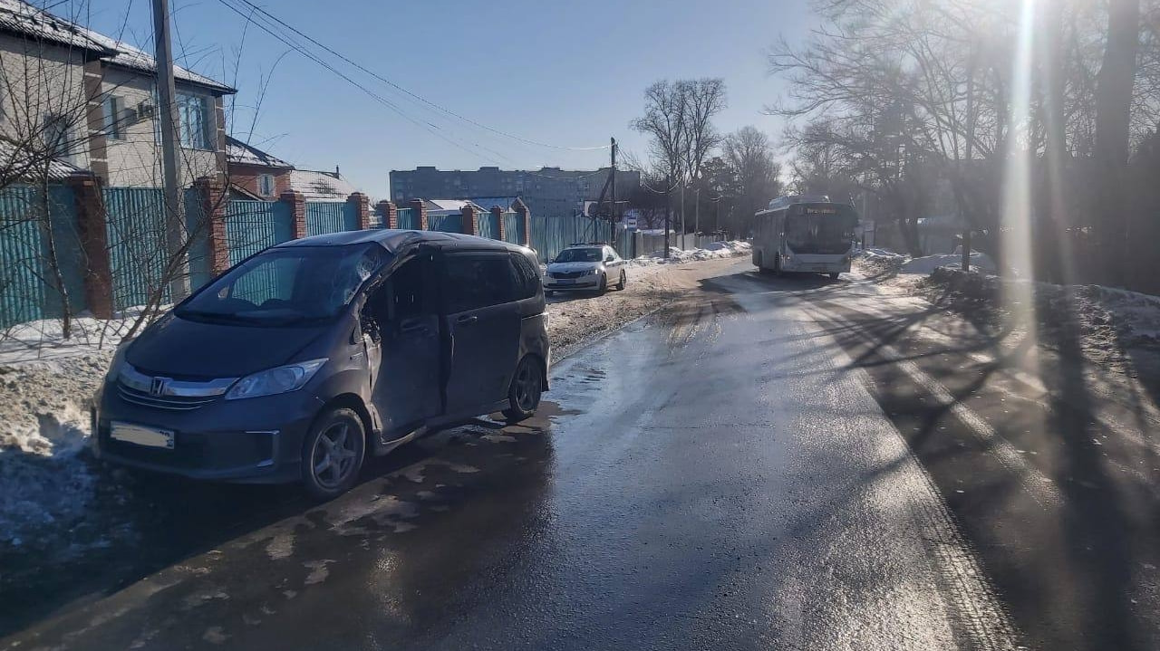 Автобус № 8 столкнулся с Honda Freed на Полярной — Новости Хабаровска