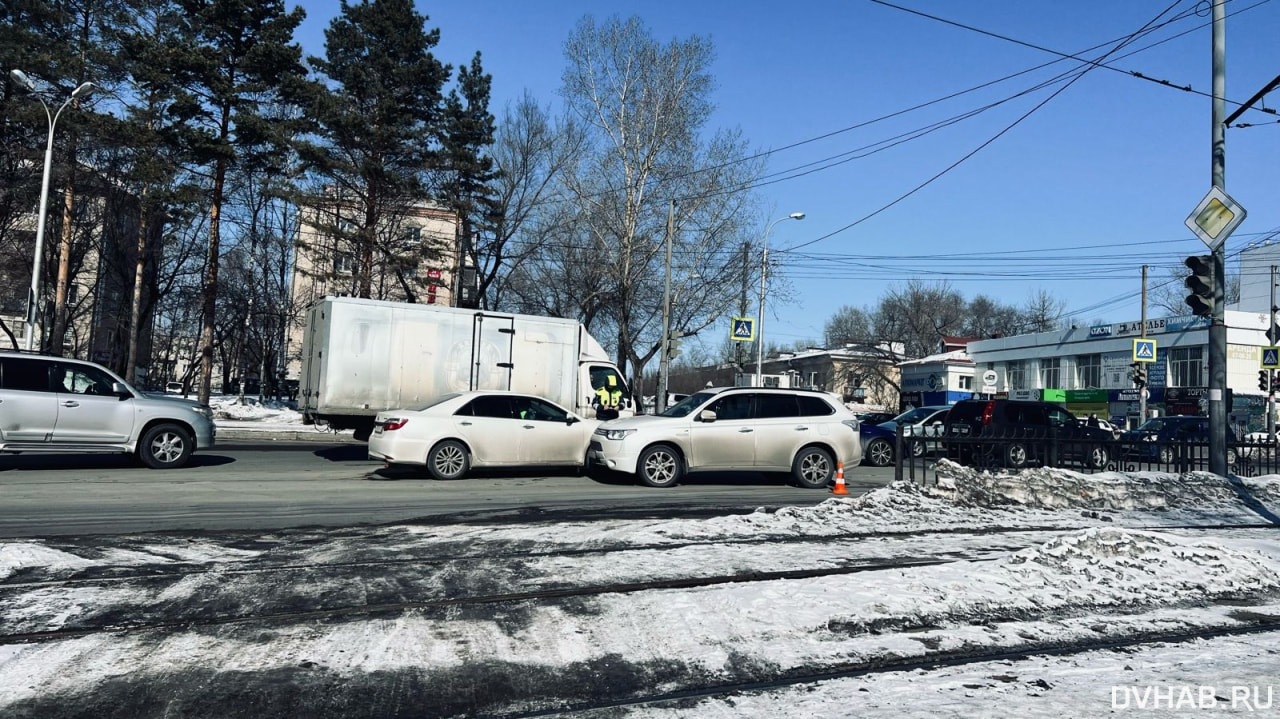 Мужчине стало плохо за рулем на Бойко-Павлова (ФОТО) — Новости Хабаровска