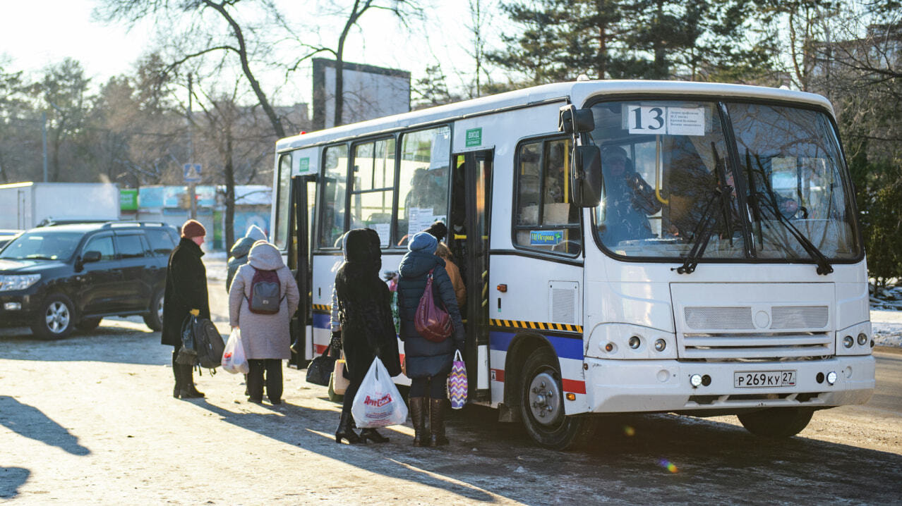 Под парковку приспособили остановку «Дворец Профсоюзов» автолюбители —  Новости Хабаровска