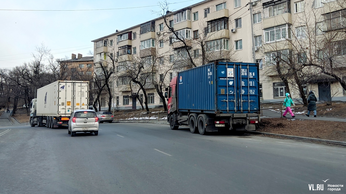 Проблема не просто назрела, а перезрела»: во Владивостоке десять лет  обсуждают стоянки для большегрузов и ни одной не построили – Новости  Владивостока на VL.ru