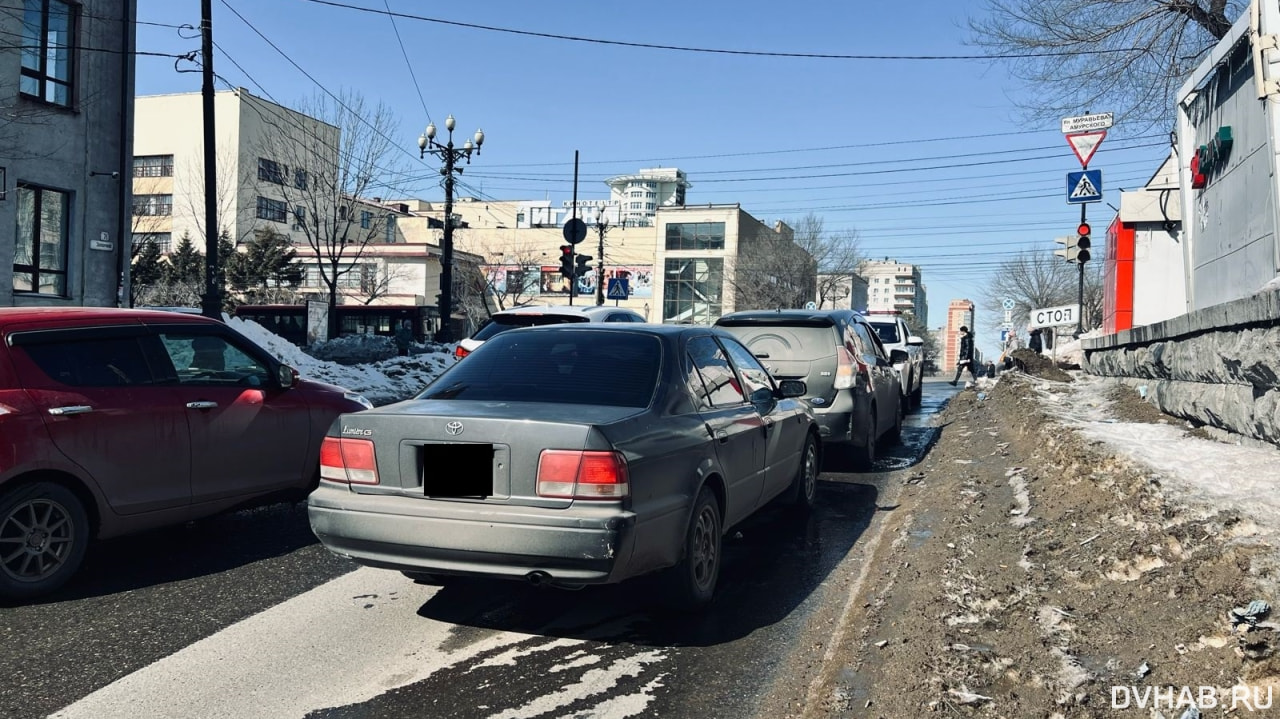 Отвлекся: водитель без прав устроил ДТП в центре Хабаровска (ФОТО) —  Новости Хабаровска