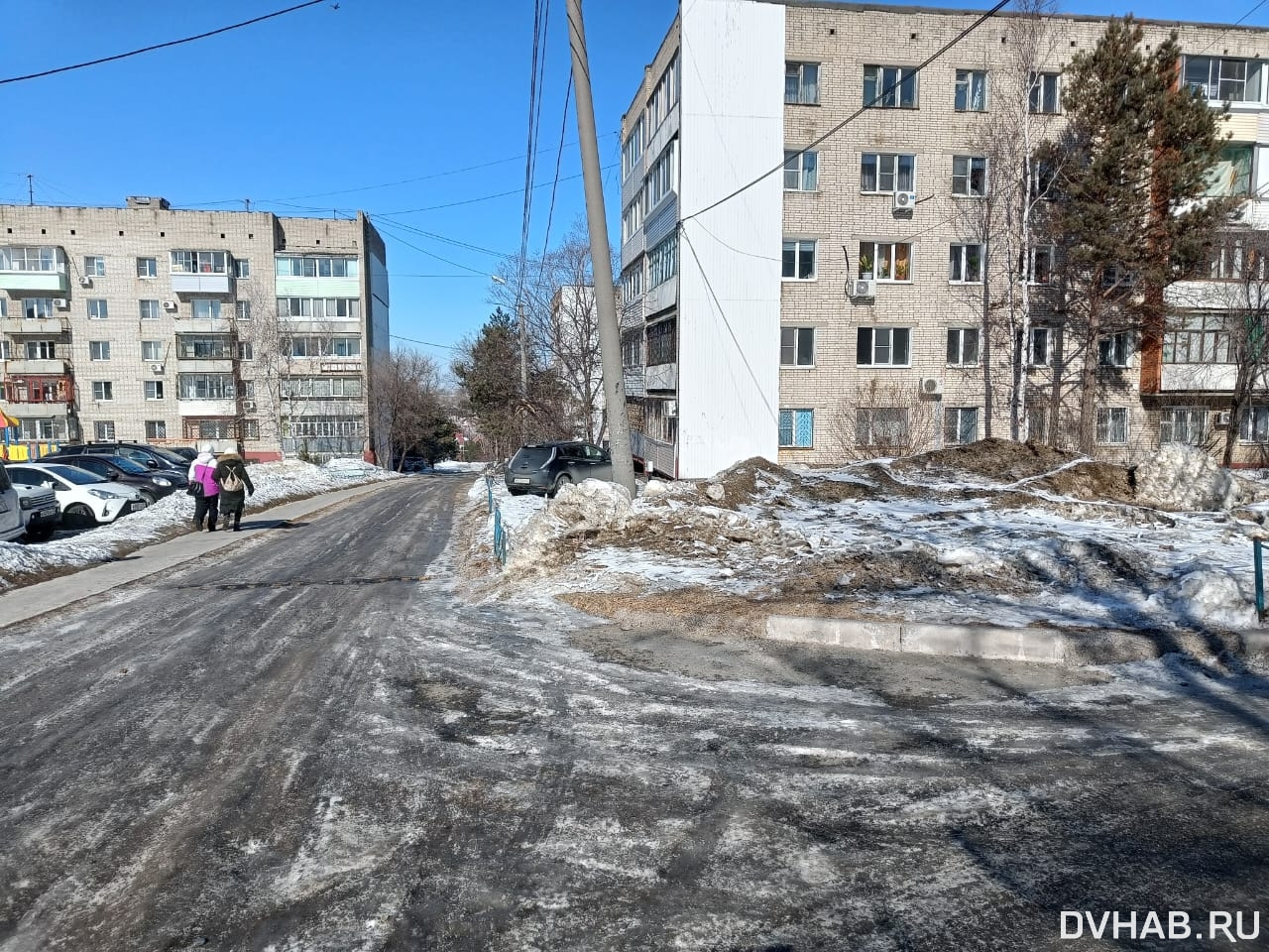 С парковкой соседа на газоне годами борются хабаровчане на Тихоокеанской  (ФОТО) — Новости Хабаровска