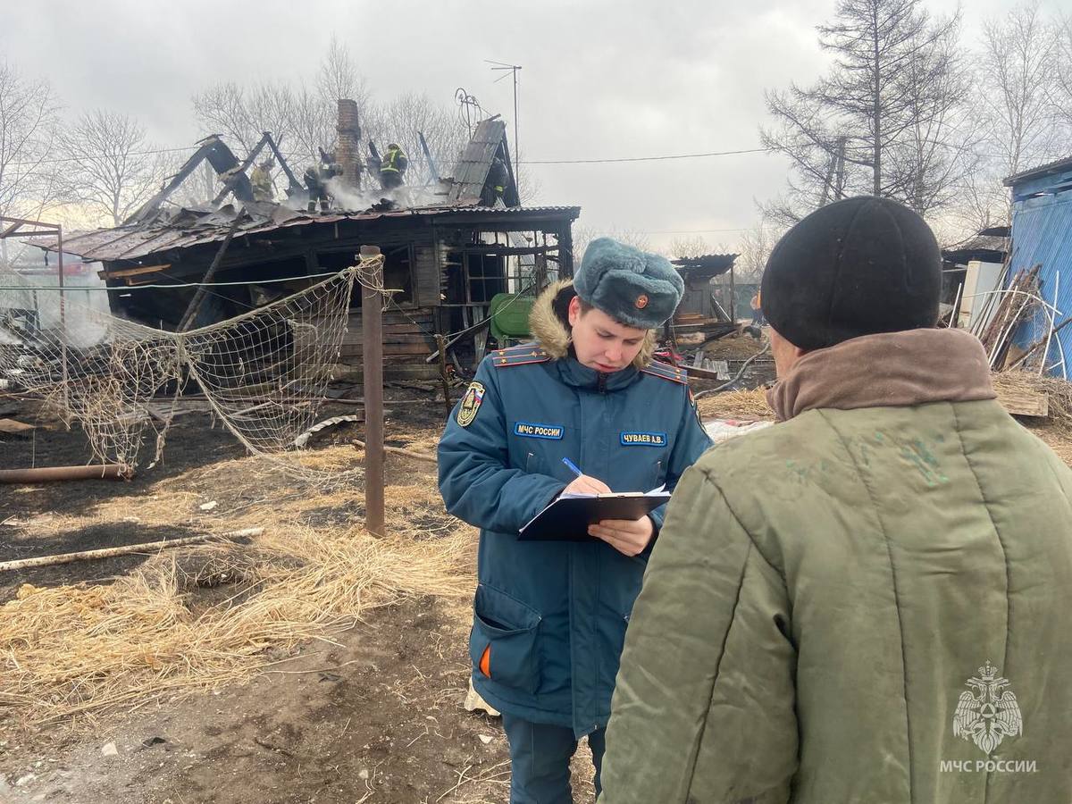 В Вольно-Надеждинском сгорел дом, хозяин которого жёг во дворе сухую траву  (ВИДЕО) – Новости Владивостока на VL.ru