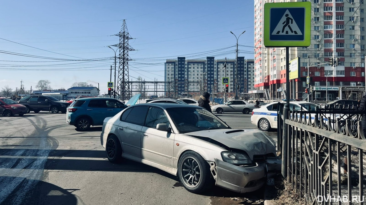 Неопытный водитель Subaru Legacy B4 протаранил машину пенсионера (ФОТО) —  Новости Хабаровска