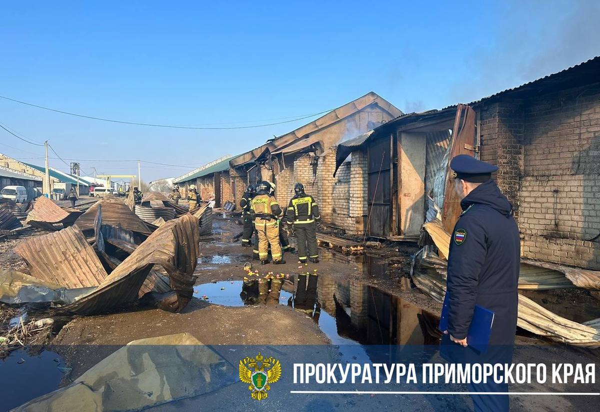 Ночью в Уссурийске сгорел большой склад площадью не менее 1000 кв. метров –  Новости Владивостока на VL.ru