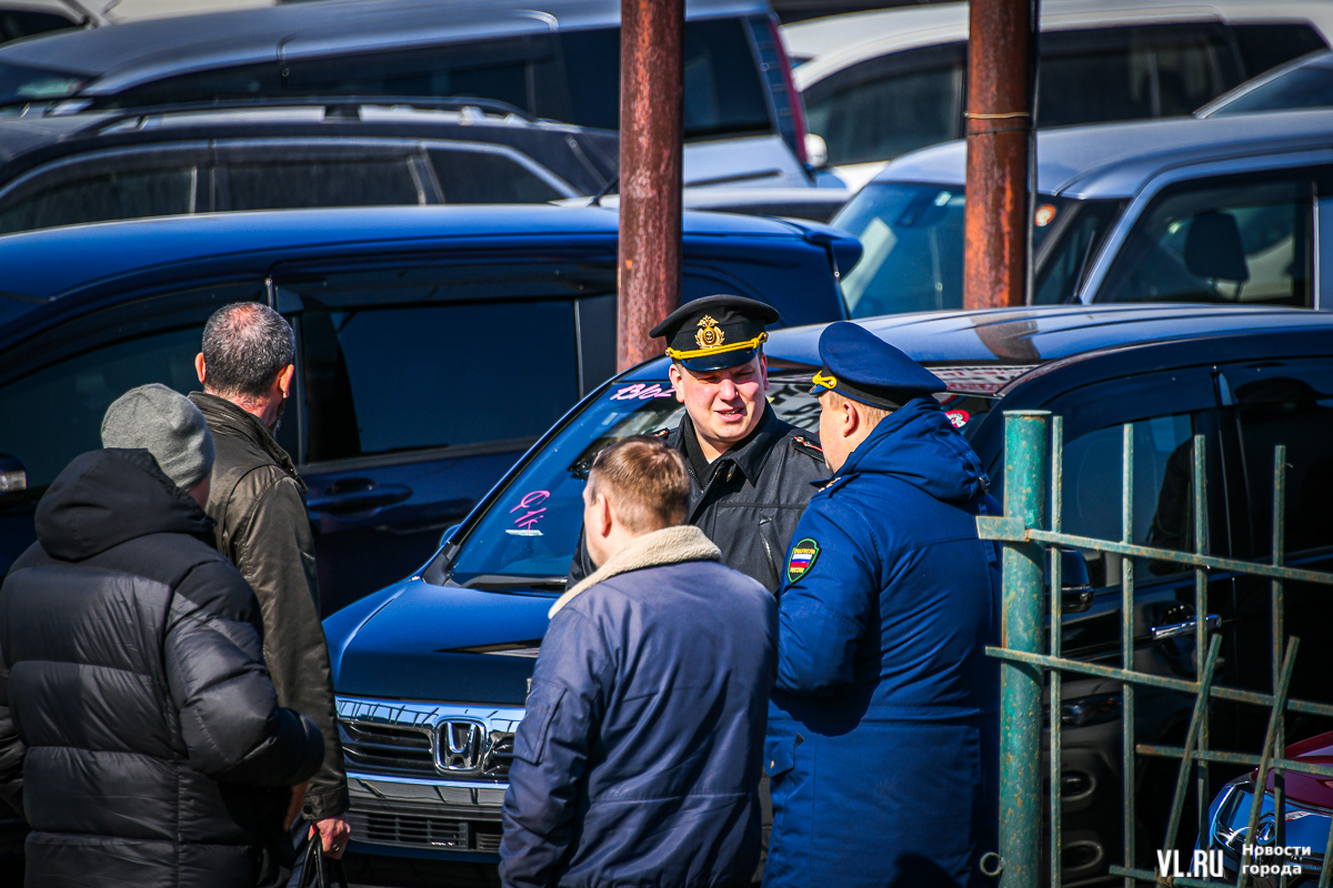 Авторынок «Зелёный угол» всё: торговцев машинами начали выгонять со всех  земель Минобороны (ФОТО; ВИДЕО) – Новости Владивостока на VL.ru