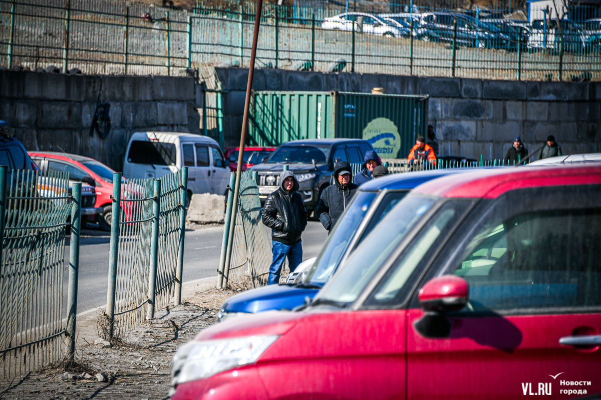 Авторынок «Зелёный угол» всё: торговцев машинами начали выгонять со всех  земель Минобороны (ФОТО; ВИДЕО) – Новости Владивостока на VL.ru