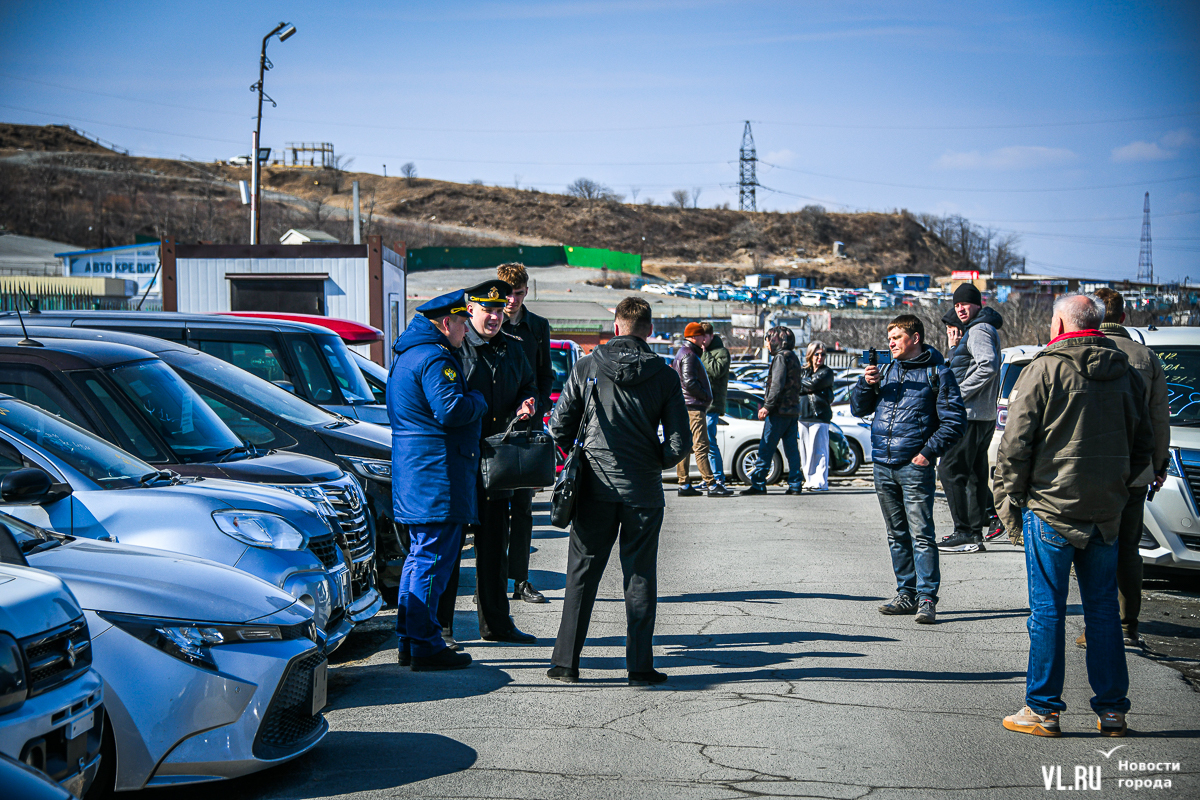 Авторынок «Зелёный угол» всё: торговцев машинами начали выгонять со всех  земель Минобороны (ФОТО; ВИДЕО) – Новости Владивостока на VL.ru