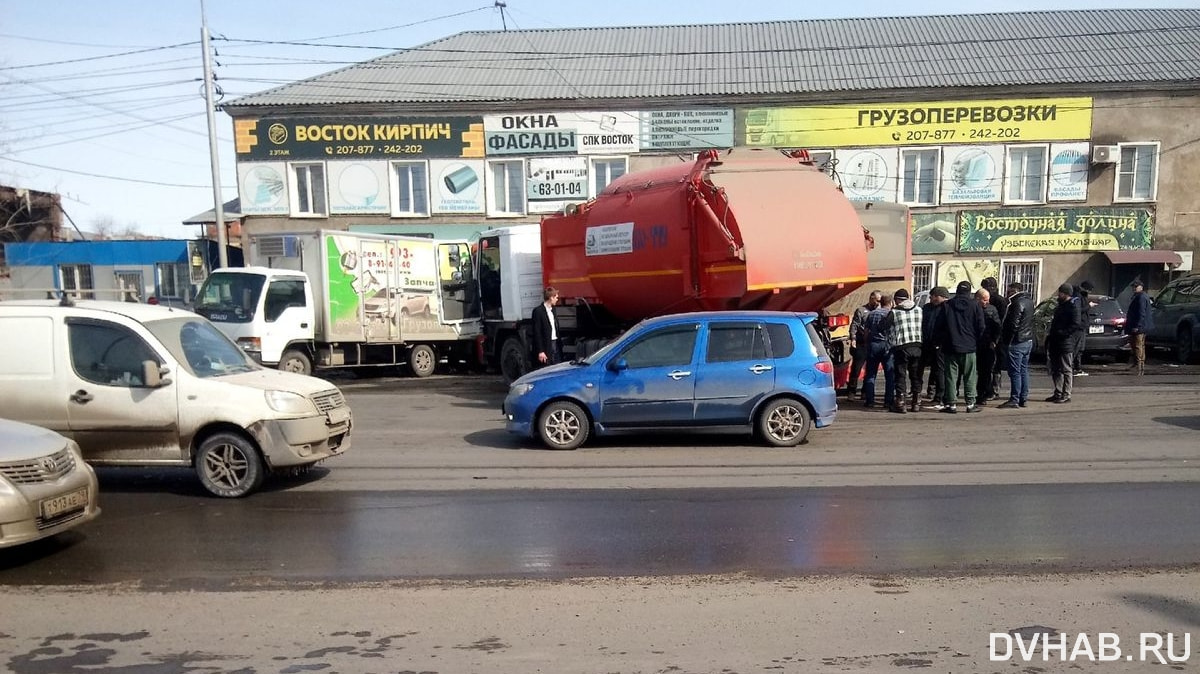 Автобус № 24 и мусоровоз столкнулись на проспекте (ФОТО; ВИДЕО; ОБНОВЛЕНИЕ)  — Новости Хабаровска