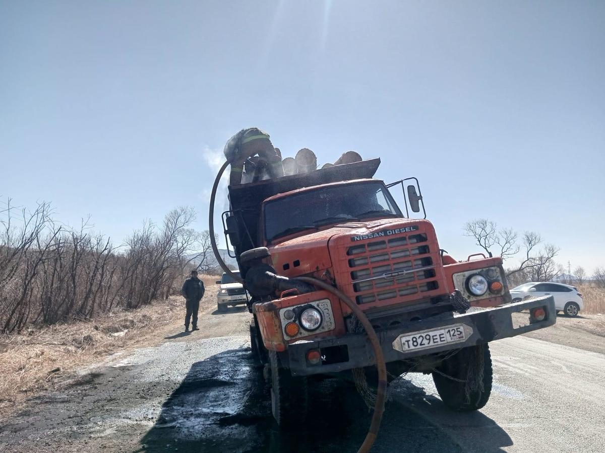 На трассе под Находкой на ходу загорелся лесовоз – от него начался  природный пожар – Новости Владивостока на VL.ru