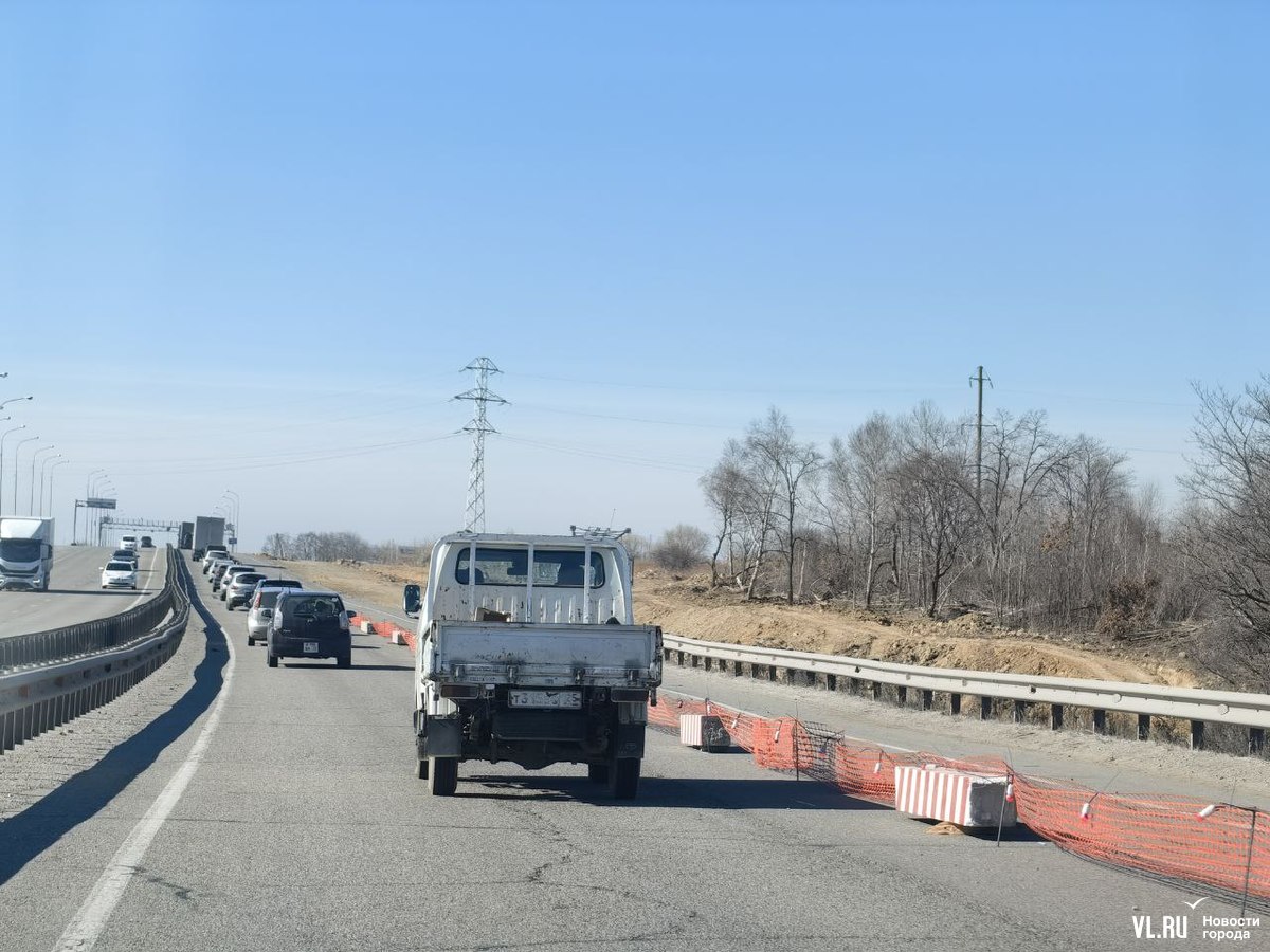 Часть трассы на Де-Фризе сузили до одной полосы на время строительства  дороги к «DNS Сити» – ориентировочно до июня (ФОТО) – Новости Владивостока  на VL.ru