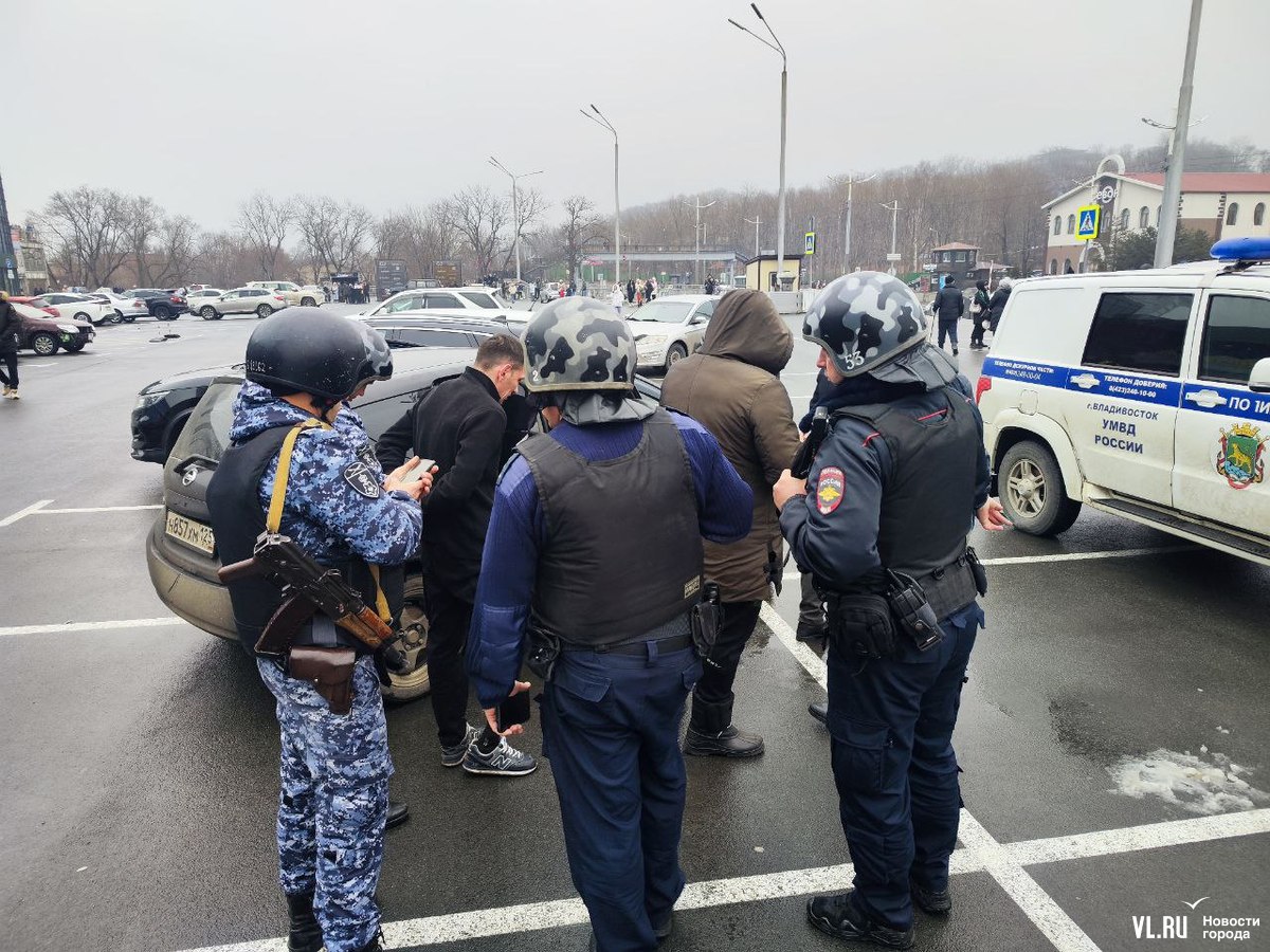 Эвакуацию ТРК «Седанка Сити» спровоцировали двое мужчин с охолощённым  автоматом – его перезаряжали на глазах у прохожих (ФОТО; ВИДЕО) – Новости  Владивостока на VL.ru