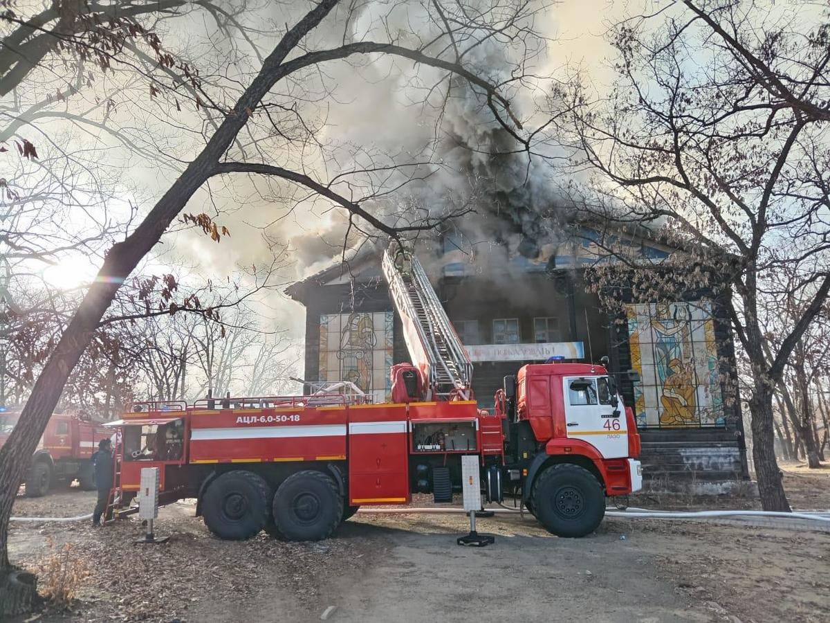 В Лазо загорелся бывший Дом культуры – огонь охватил больше 700 квадратных  метров (ВИДЕО; ФОТО) – Новости Владивостока на VL.ru