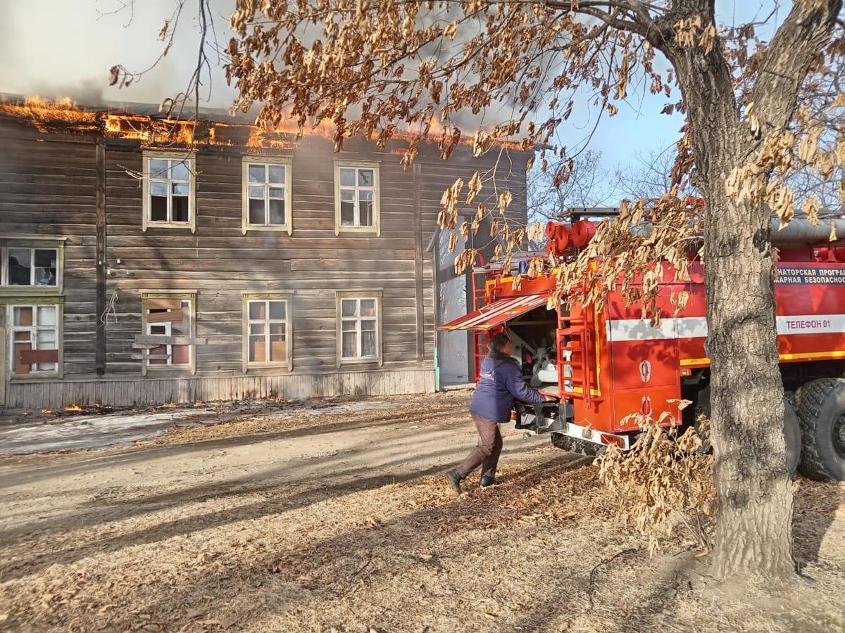 В Лазо загорелся бывший Дом культуры – огонь охватил больше 700 квадратных  метров (ВИДЕО; ФОТО) – Новости Владивостока на VL.ru