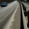 С пешеходной части на дорогу тащит пыль и мелкие камни. А крупные фракции, оставшиеся от песко-соляной смеси, никто не подметает. Фото читателей Новостей VL.ru — newsvl.ru