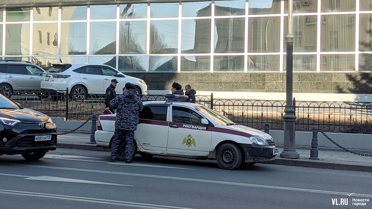 Тротуар и дорогу у здания ФСБ во Владивостоке оцепили из-за подозрительного  рюкзака – Новости Владивостока на VL.ru