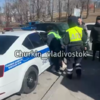 69-летнюю женщину во Владивостоке затолкали в машину ДПС за отказ показать документы и перепарковаться (ВИДЕО)