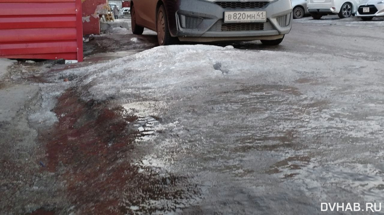 Хабаровчанка пострадала из-за наледи во дворе дома (ФОТО; ВИДЕО) — Новости  Хабаровска