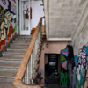 На лестницах стены расписаны граффити — newsvl.ru