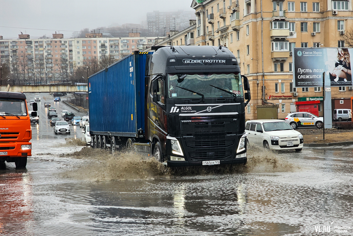 На Луговой устраняют засор ливнёвки, чтобы убрать скопившуюся воду с дороги  (ВИДЕО) – Новости Владивостока на VL.ru