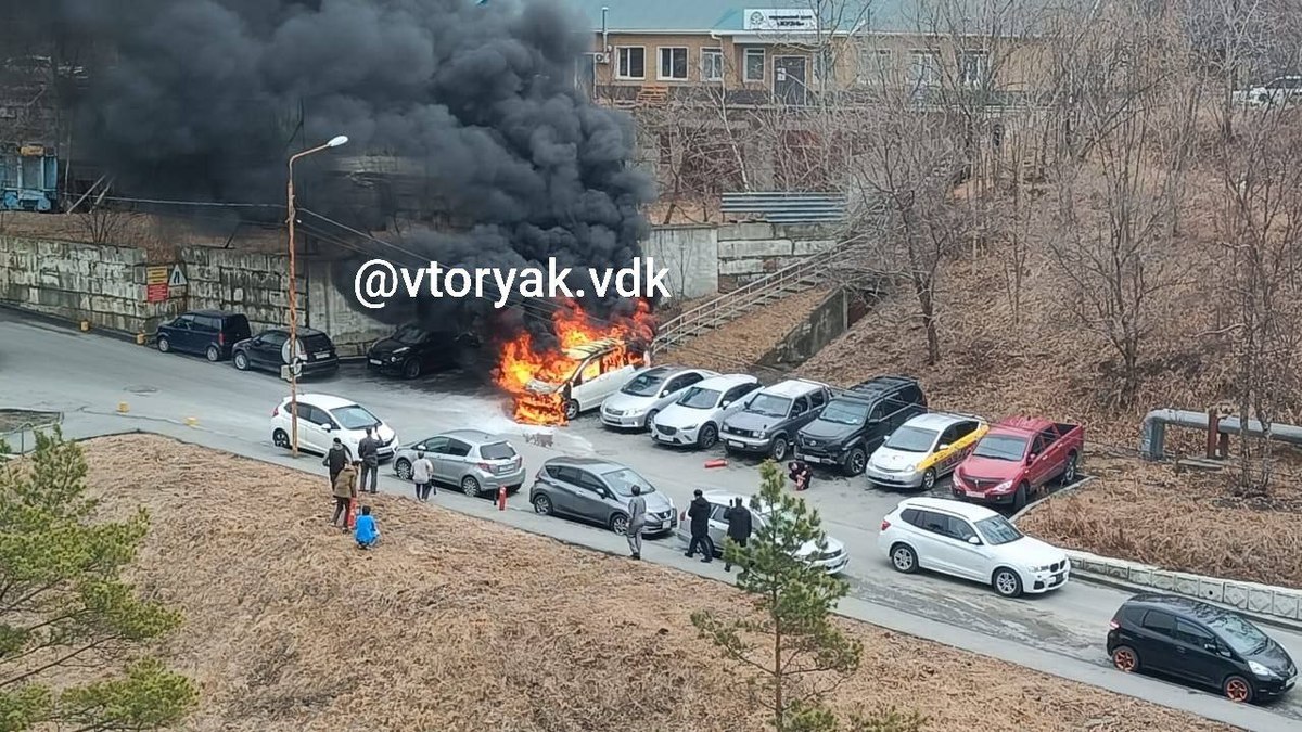 На парковке возле Тысячекоечной больницы сгорел минивэн – Новости  Владивостока на VL.ru