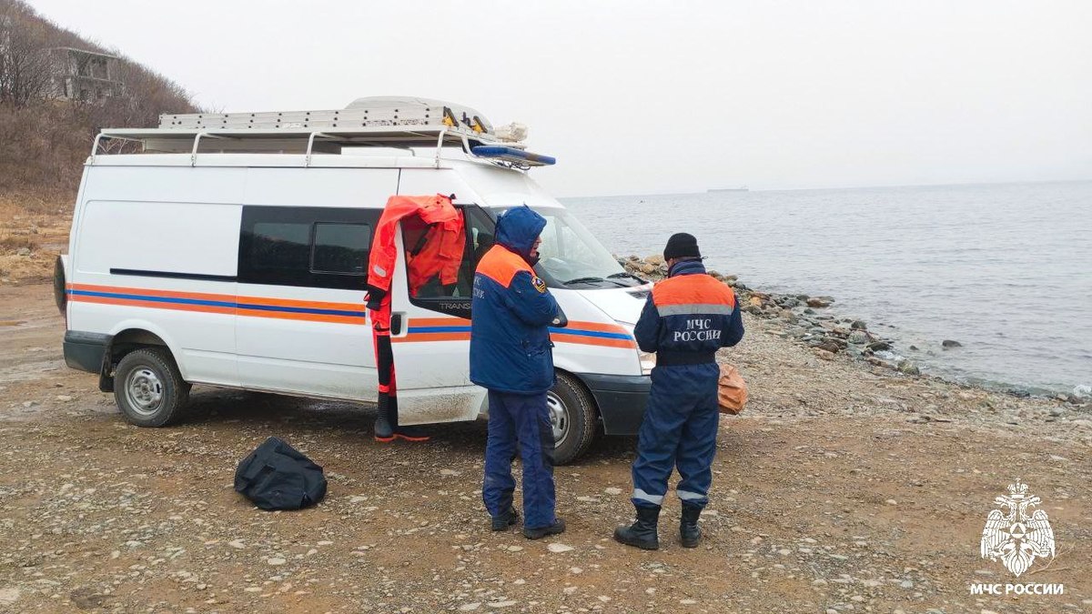 Мужчина и женщина перевернулись на лодке в море под Находкой – Новости  Владивостока на VL.ru