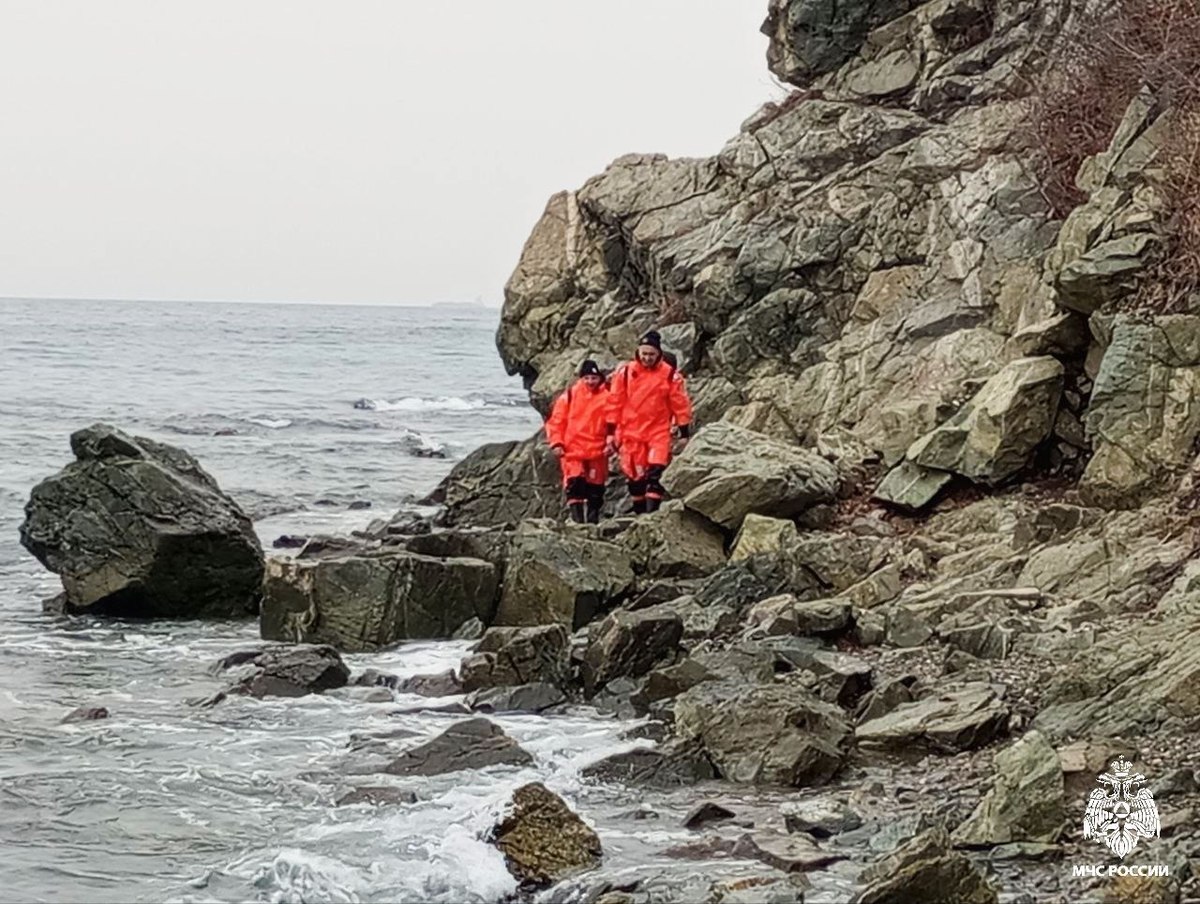 Мужчина и женщина перевернулись на лодке в море под Находкой – Новости  Владивостока на VL.ru