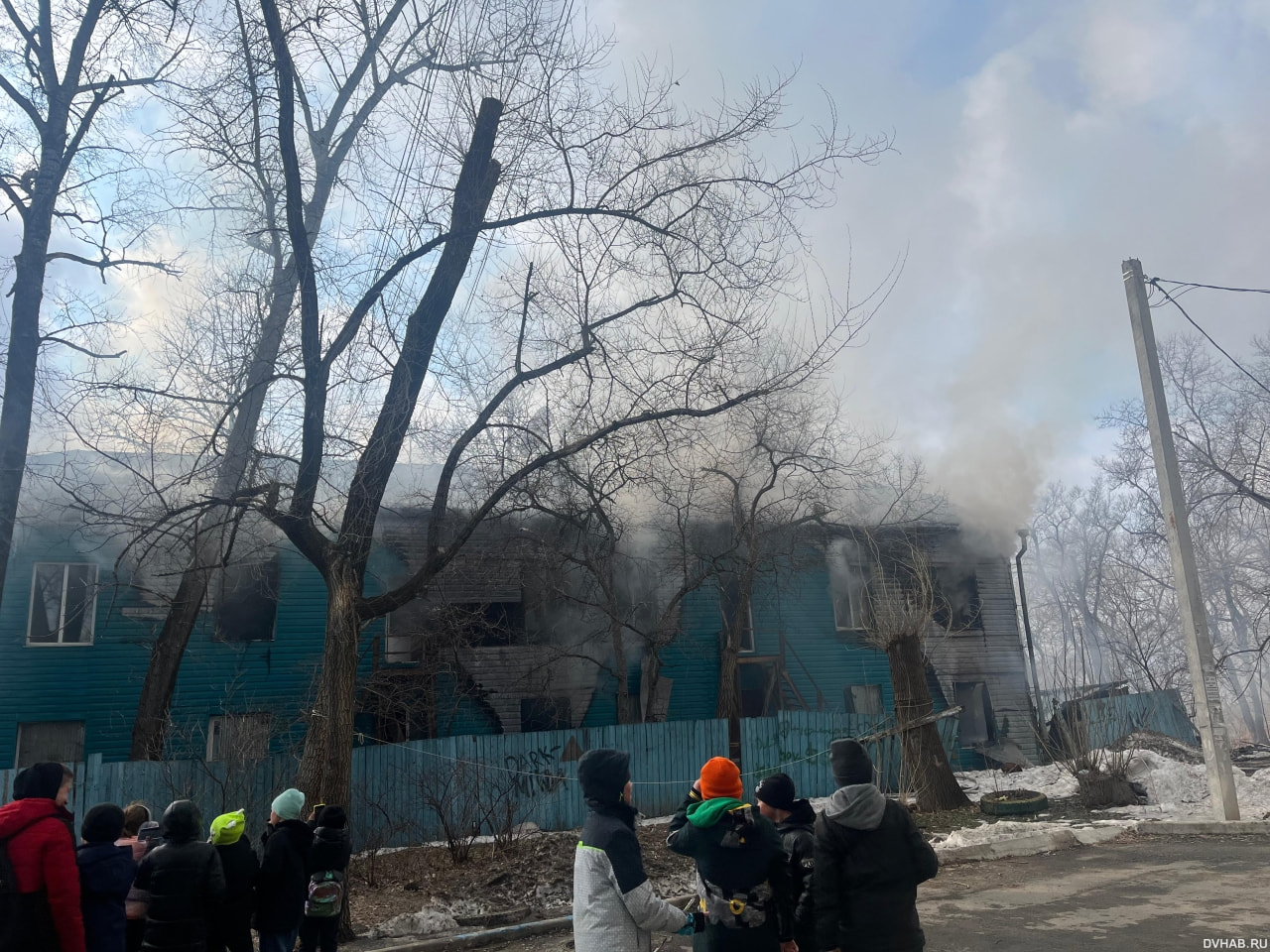 Деревянный барак горит на улице Руднева (ФОТО; ВИДЕО) — Новости Хабаровска