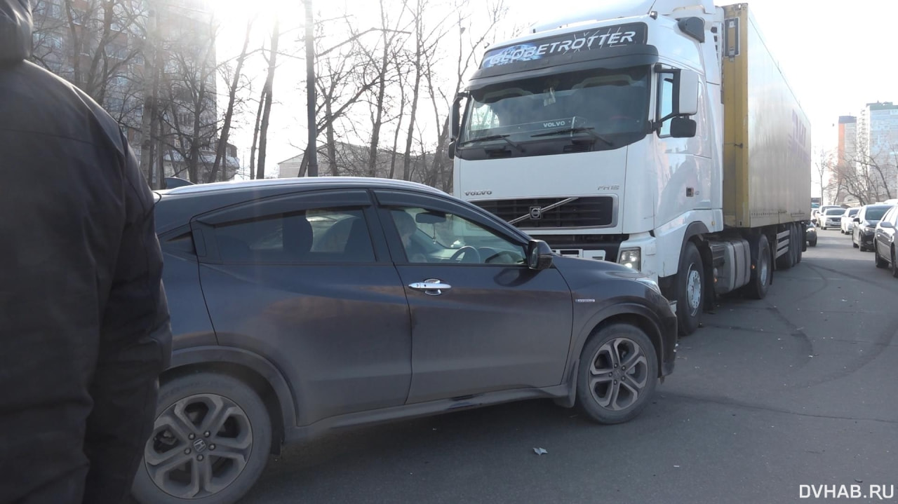 Honda Vezel попала под фуру на Волочаевской (ФОТО) — Новости Хабаровска