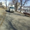 Грузовик едет по тротуару. Фото: жители Окатовой — newsvl.ru