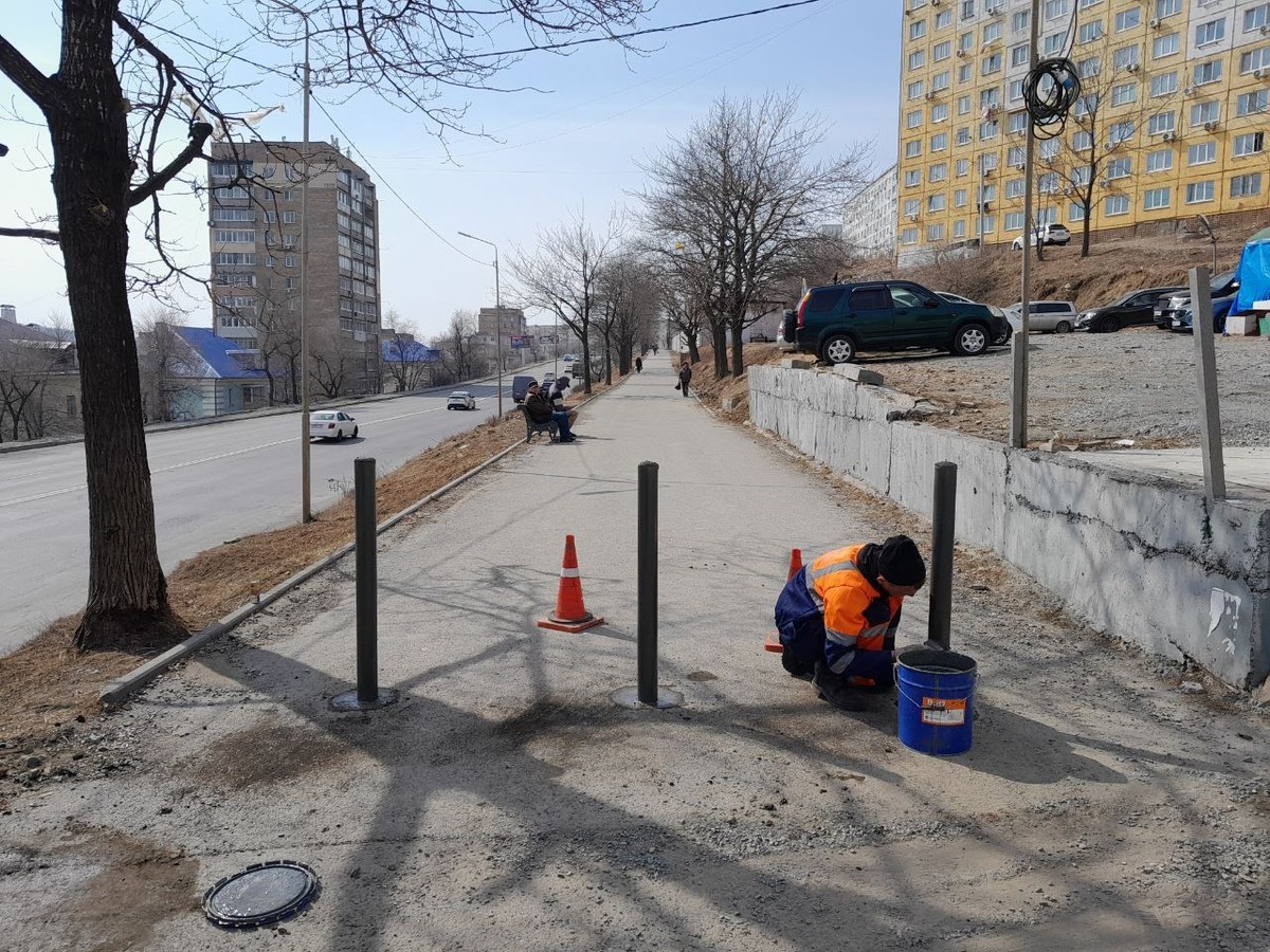 На Окатовой грузовикам перекрыли въезд на тротуар, а они стали ездить через  косогор с лестницей – Новости Владивостока на VL.ru