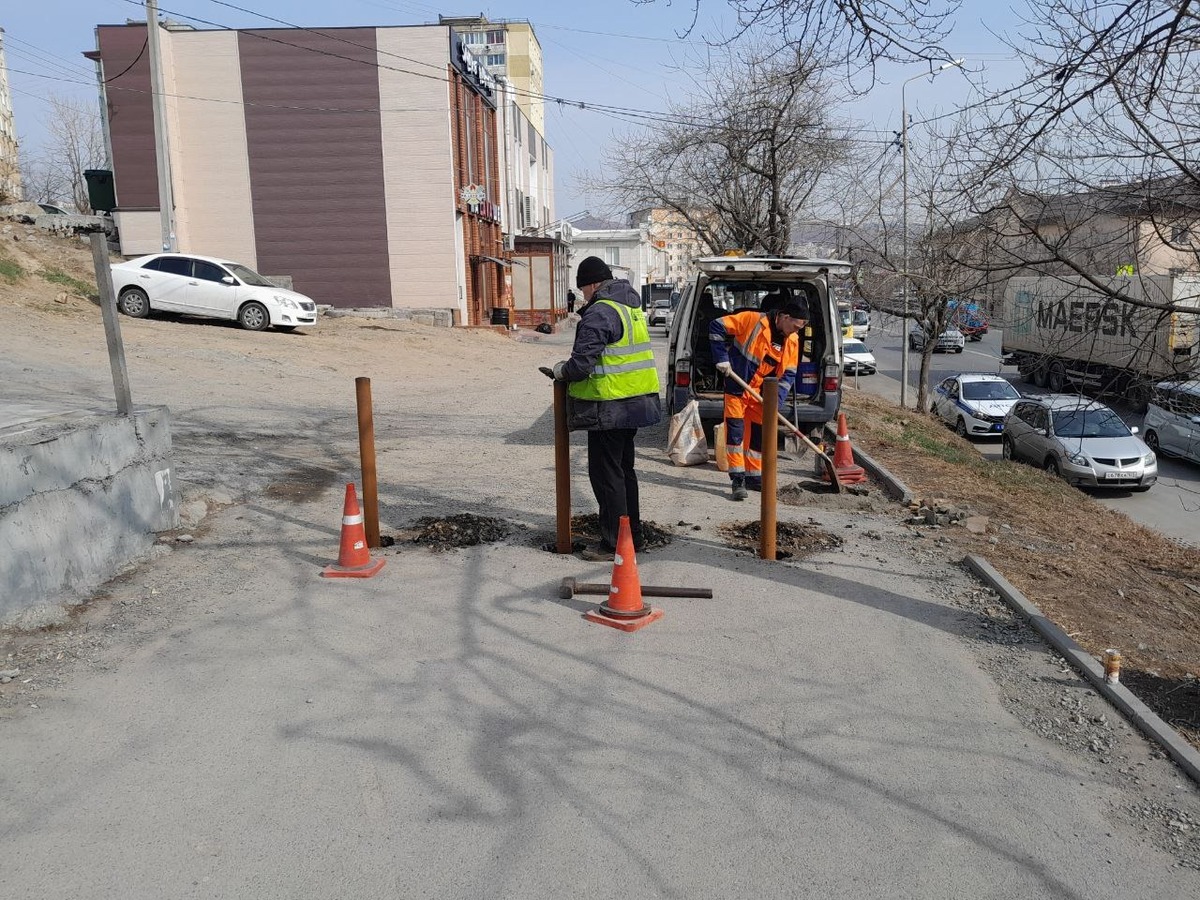 На Окатовой грузовикам перекрыли въезд на тротуар, а они стали ездить через  косогор с лестницей – Новости Владивостока на VL.ru