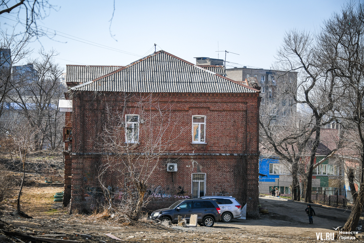 Жители «приговорённых» к сносу двухэтажек в районе Школьной во Владивостоке  проголосовали против переселения и показали свои дома-музеи (ФОТО) –  Новости Владивостока на VL.ru