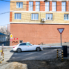 Высотку рядом возвели недавно, и жители двухэтажек, спасаясь от машин новосёлов, установили шлагбаум — newsvl.ru