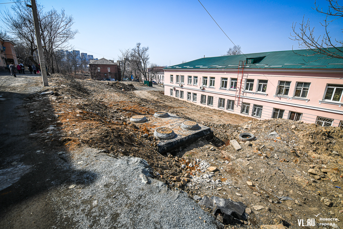 Жители «приговорённых» к сносу двухэтажек в районе Школьной во Владивостоке  проголосовали против переселения и показали свои дома-музеи (ФОТО) |  05.04.2024 | Владивосток - БезФормата