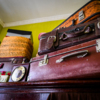 На макушке старого платяного шкафа сложены чемоданы  — newsvl.ru