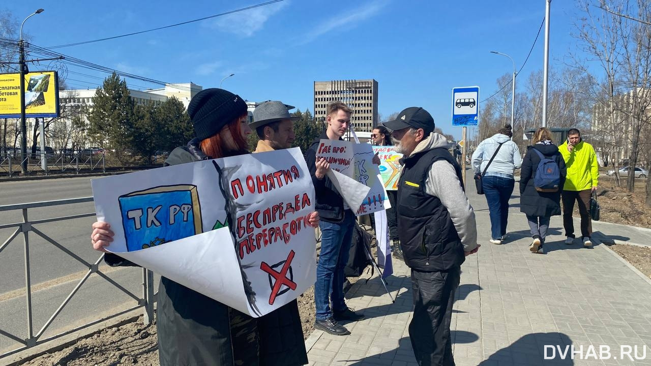 Его просто съели: акция протеста из-за увольнения педагога прошла в  Хабаровске (ФОТО; ВИДЕО) — Новости Хабаровска